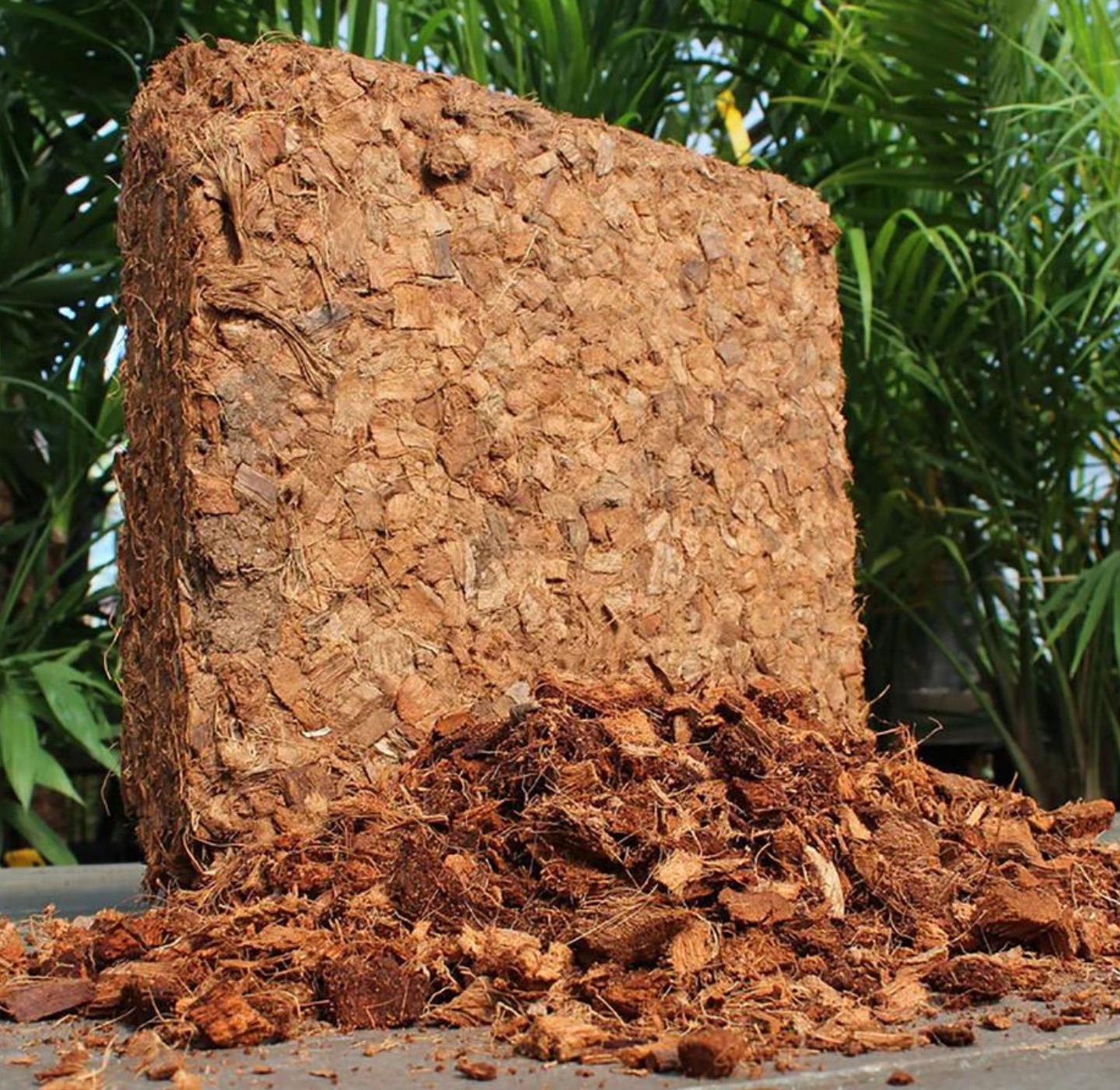 Compressed coco chip and fibre block with loose coir material